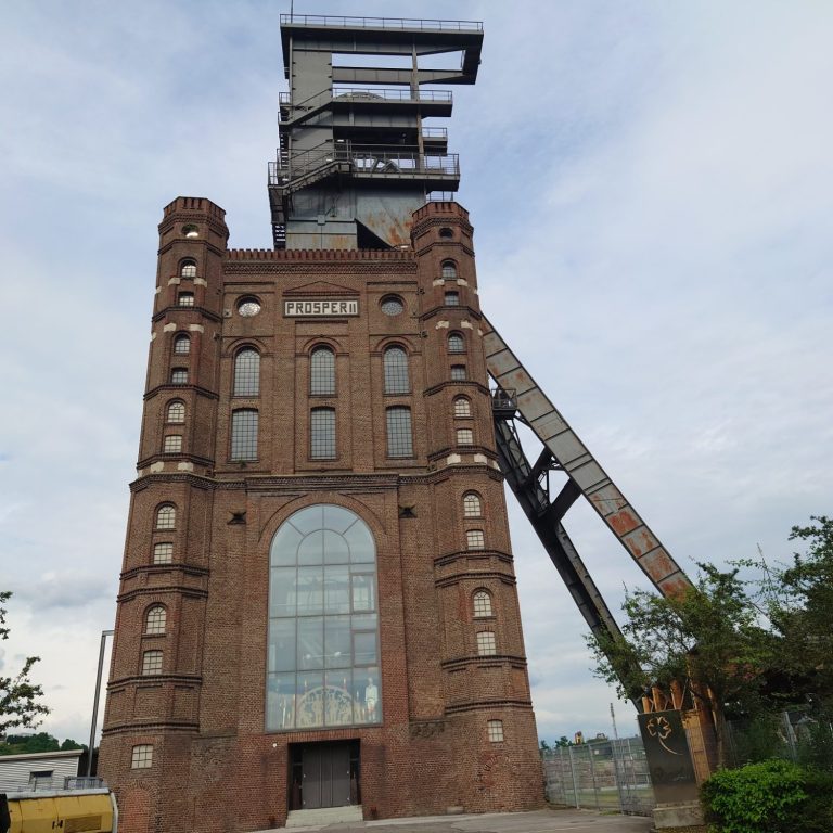 Malakoffturm PROSPER II in Bottrop Historisches Fördergerüst (Malakoffturm) mit rotbrauner Backsteinfassade und modernem Aufzugsturm.